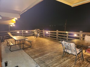 Outdoor dining - Peaceful 3-bed 2-bath cabin on Tenkiller Lake with gorgeous views from the deck. (Vian)
