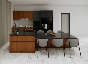 Eine moderne Küche mit Kochinsel, Holzschränken und einem schwarzen Kühlschrank.