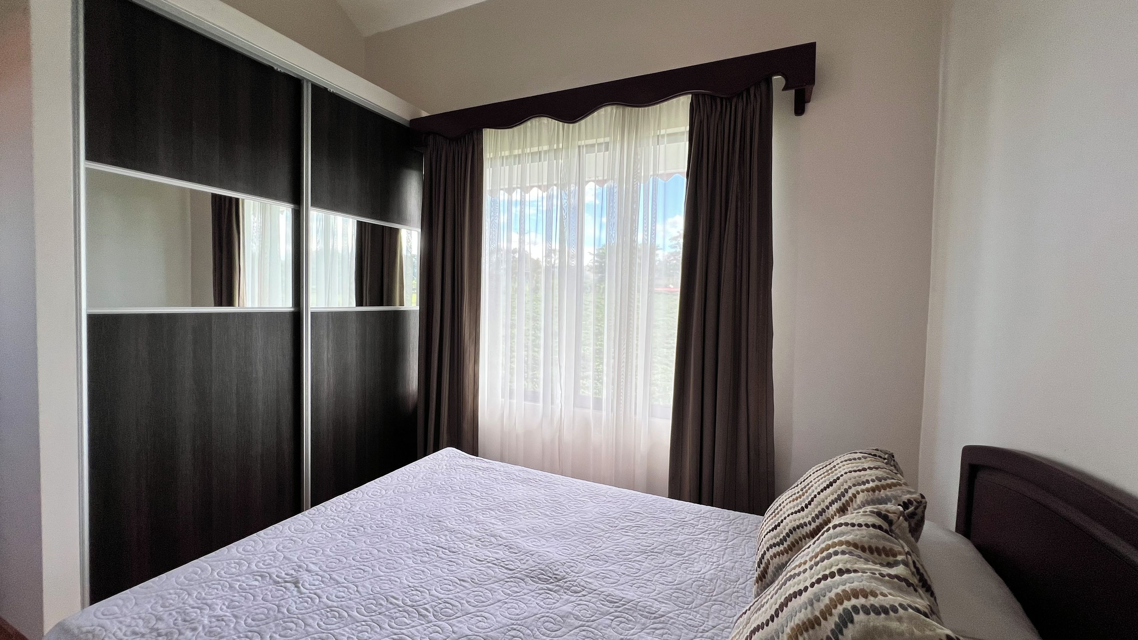 3 bedrooms, iron/ironing board, WiFi (free), bed sheets