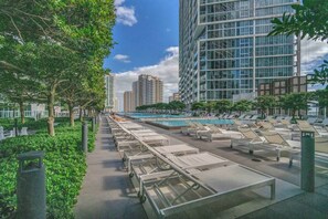 A rooftop pool area with lounge chairs and a swimming pool. - Basquiat Brickell Luxury Retreat (Miami)