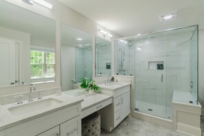Bathroom - 5 Bedroom house with pool half mile from track and SPAC and a mile to Broadway (Saratoga Springs)