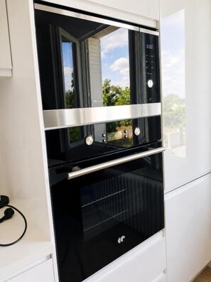 Eine moderne Küche mit eingebautem Backofen und Mikrowelle.
