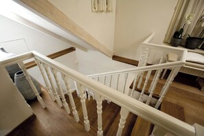 Eine Treppe mit weißen Spindeln und Holzstufen.