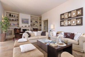 A living room with a sofa set, a coffee table, and a bookshelf. - Villa Ljuba - Private villa with pool, Hvar (Hvar)