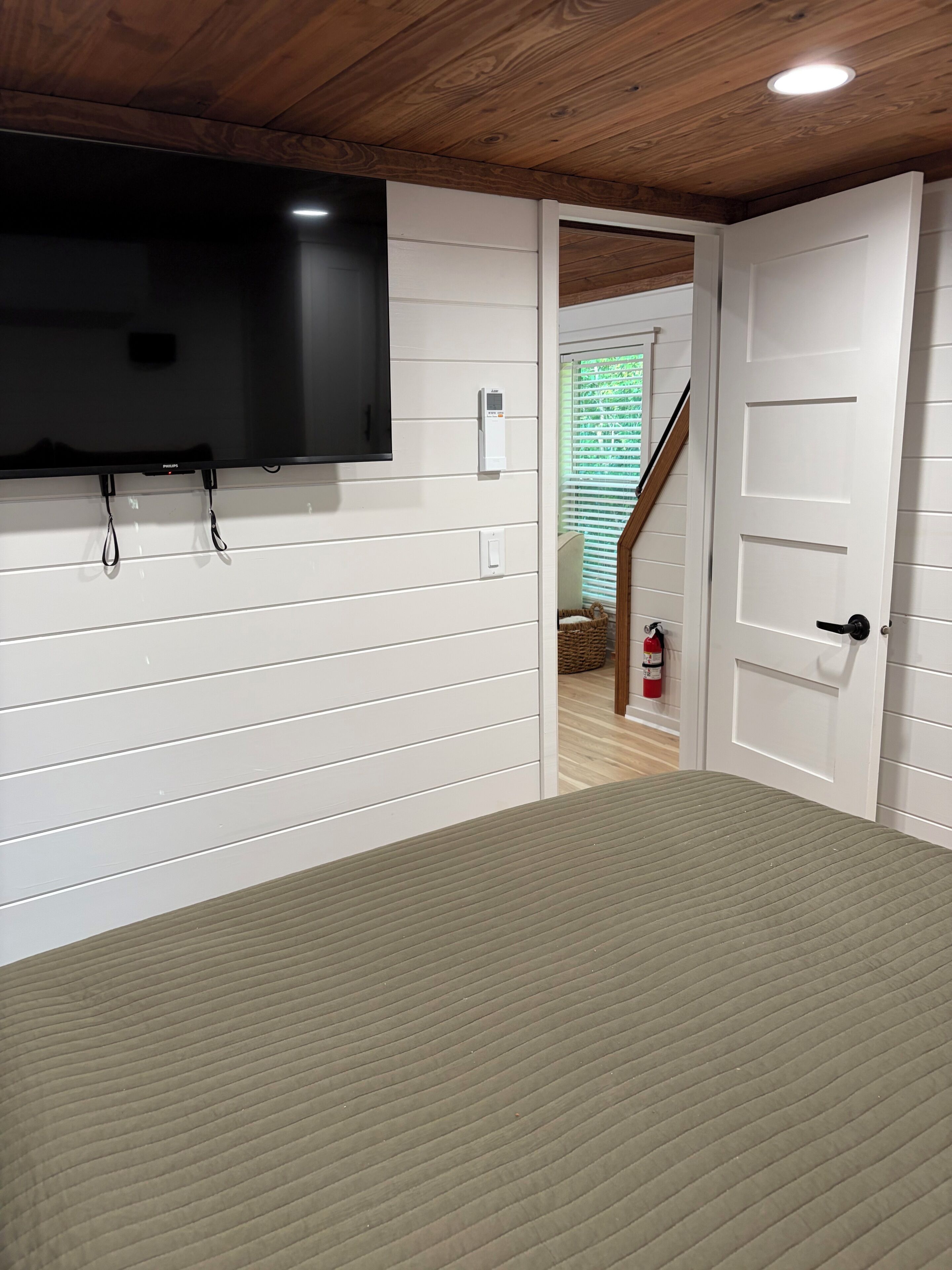 WiFi (free), bed sheets