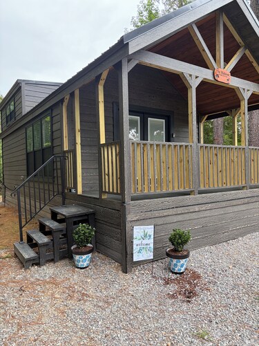 Awesome 2-bedroom cabin with AC minutes away from RTJ Silver Lakes Golf Course