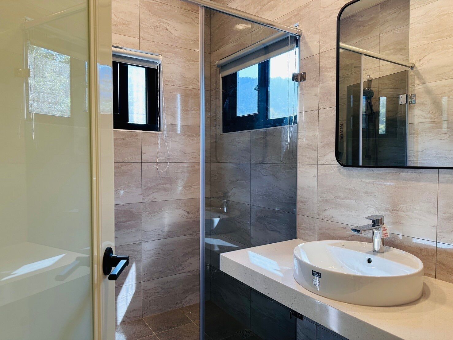 Habitación triple superior, vista a la montaña | Baño