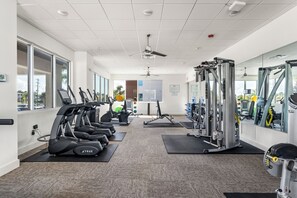 Ein Fitnessstudio mit Laufbändern, Ergometer und Kraftgeräten.