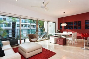 Living area - Playa Paradise 4BR & 4BA Penthouse + Private Rooftop + 5 Min Walk to Beach (Playa del Carmen)