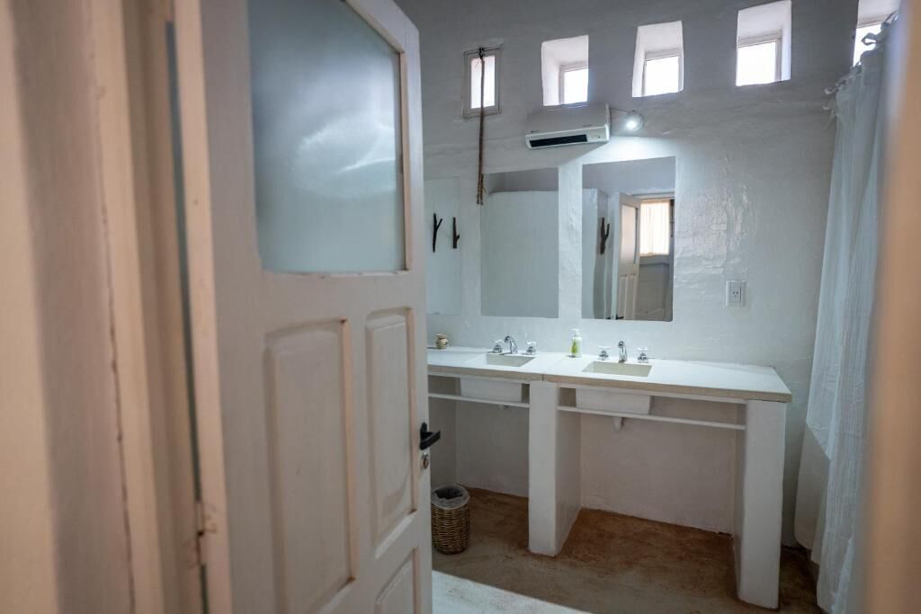 Bathtub, free toiletries, hair dryer, towels
