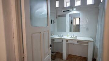 Bathtub, free toiletries, hair dryer, towels