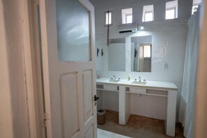 Badewanne, kostenlose Toilettenartikel, Haartrockner, Handtücher