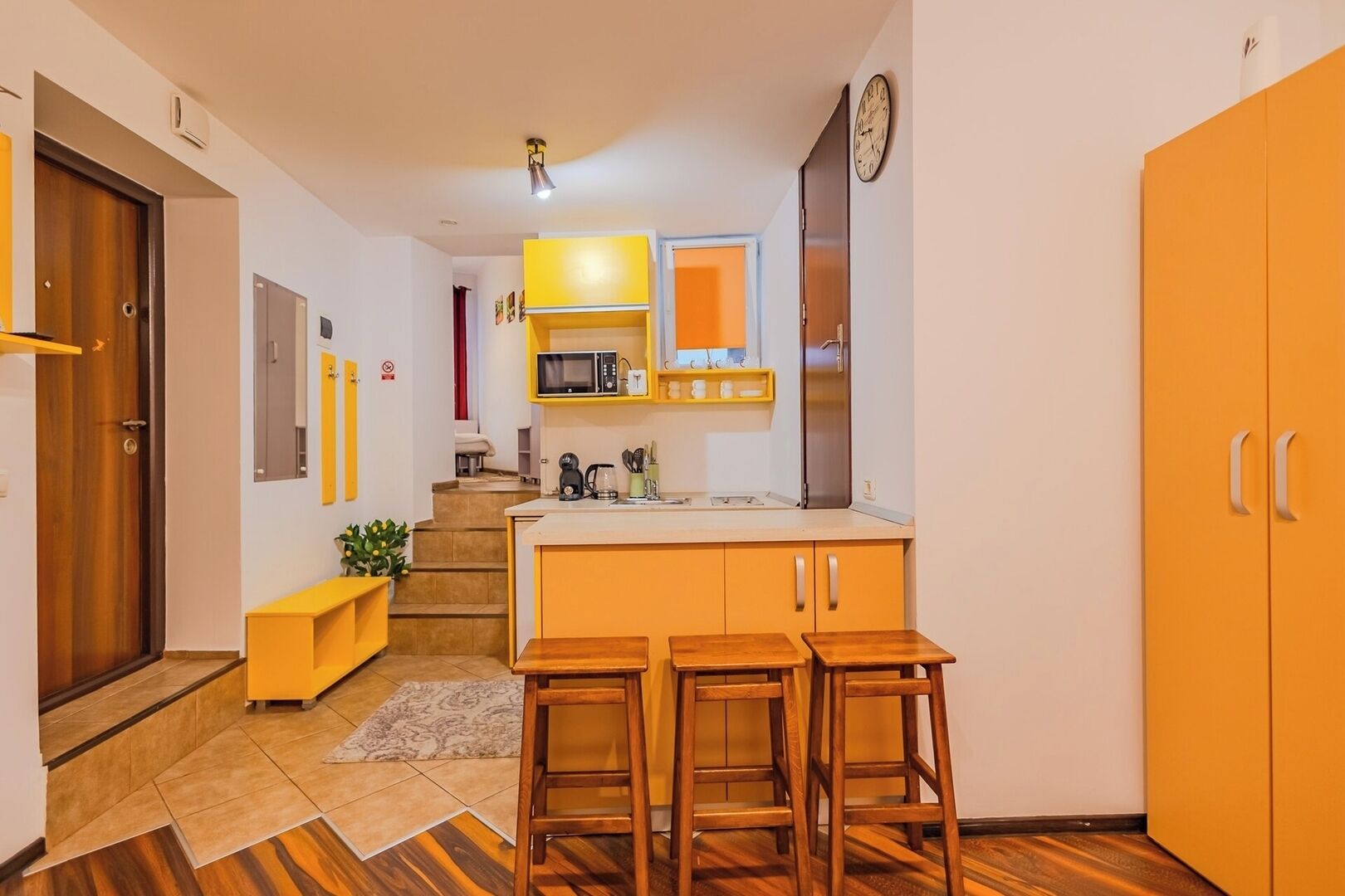 Cafetera o tetera, microondas, placa de cocina y tostadora