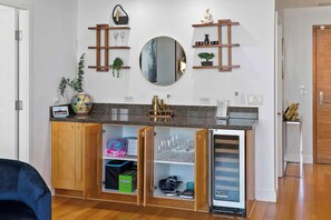 Eine moderne Küche mit Holzschränken, einem eingebauten Kühlschrank und einer Arbeitsplatte mit einer Vase und einer Pflanze.
