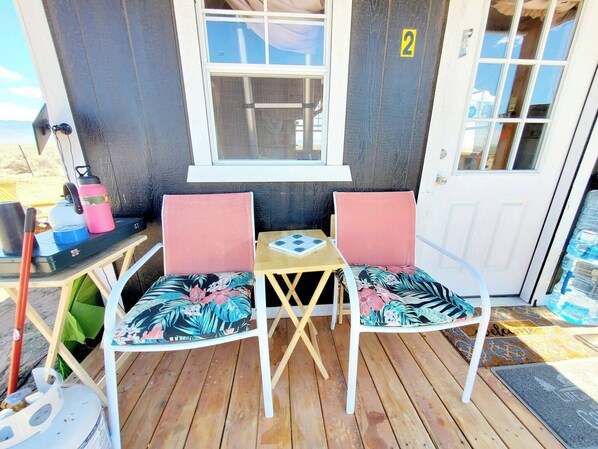 Outdoor dining - Private Off-grid Cabin-limited Amenities (Los Lunas)