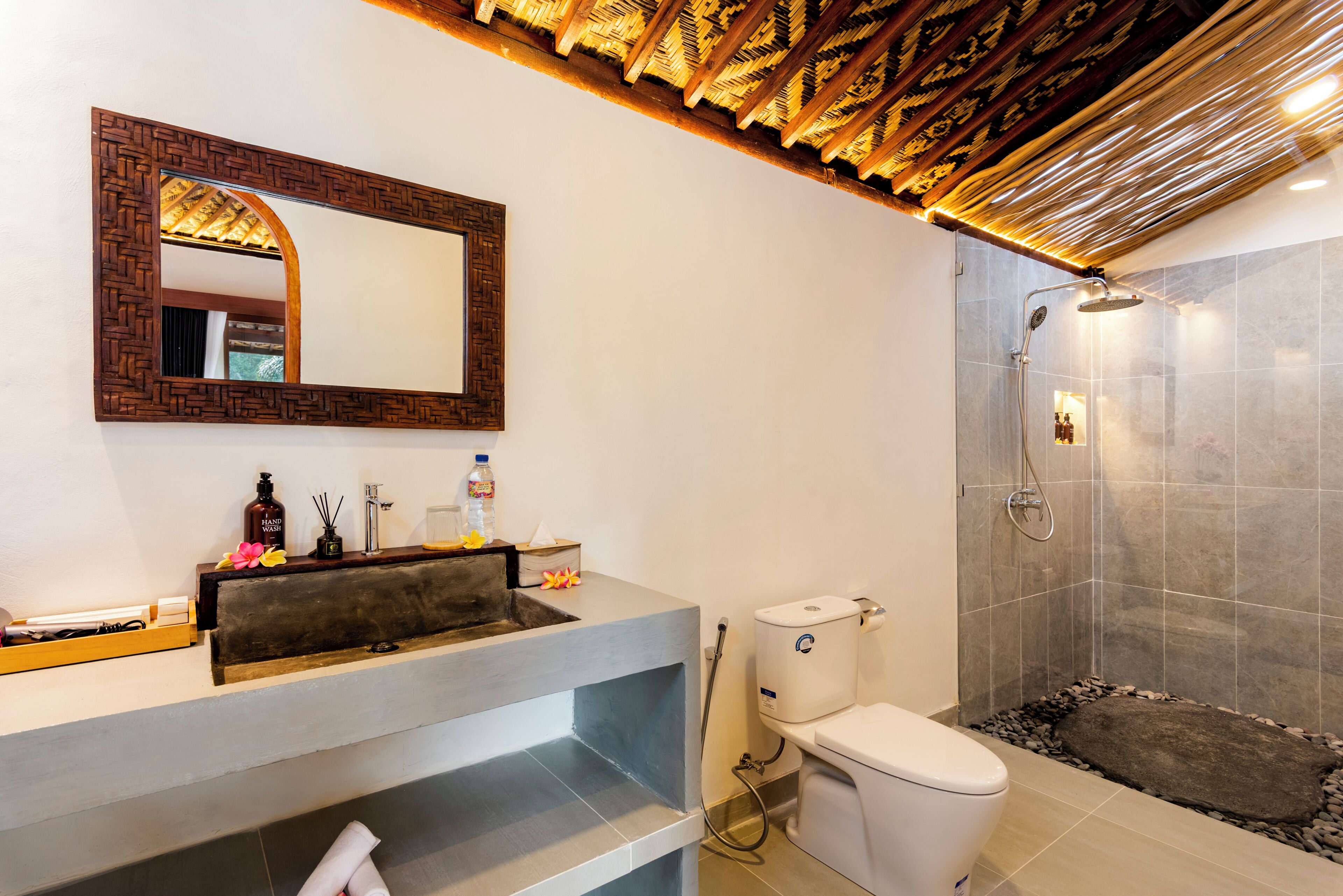 Badewanne und Dusche (separat), kostenlose Toilettenartikel, Handtücher