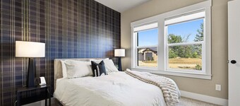Serene Mountain Escape W/hot tub, stocked pond, fire place-5 minutes to Crouch.