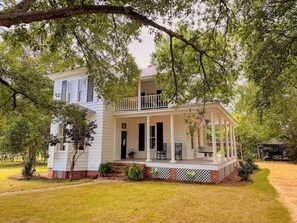 Exterior - Camden Cottage, Southern History Welcomes You Home (Camden)