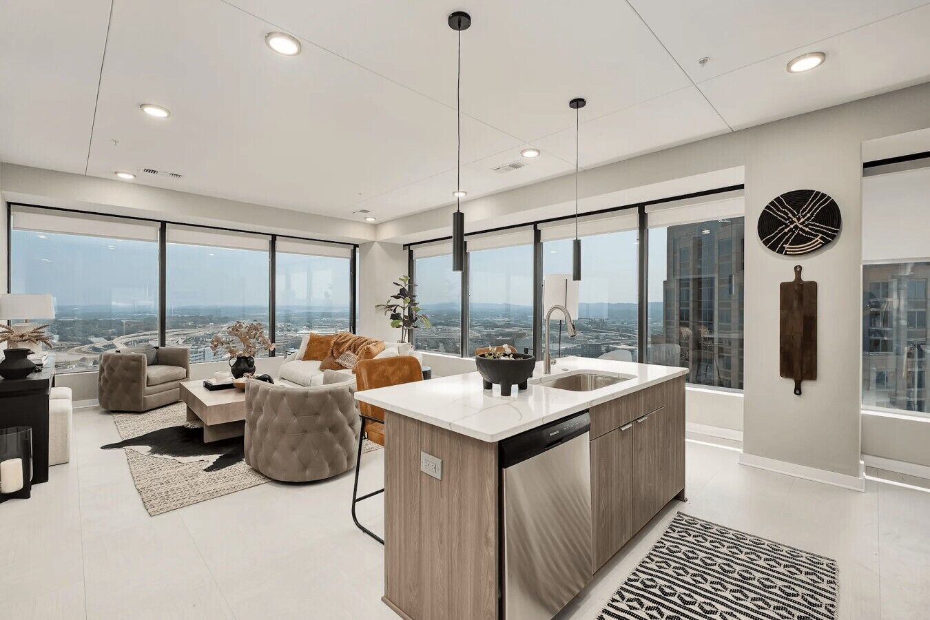 High-rise 3br | King Bed + Skyline Views - 버밍엄