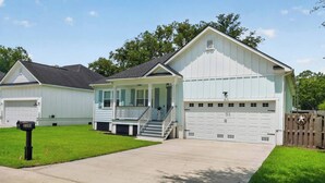 Ein Wohnhaus mit Veranda, Garage und Briefkasten.