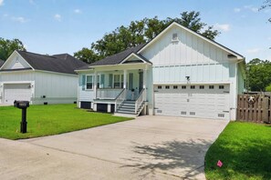 Ein Wohnhaus mit Veranda, Garage und Briefkasten.