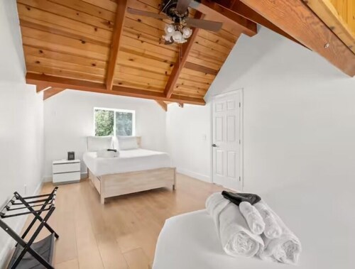 Bass Lake/Game Room/Sleeps 22/Boat Slip