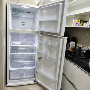 Un refrigerador con varios compartimentos, incluyendo un congelador, refrigerador y un compartimento congelador.