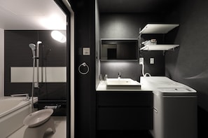 Quarto duplo luxo | Banheiro | Chuveiro/banheira combinados, secador de cabelo, toalhas de banho 