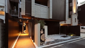 A modern building entrance with a sign reading 'Entrance' and a decorative sign for 'Kakidō in Hiroshima'. - Kaleido inn Hiroshima (Hiroshima)