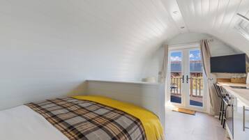 Una camera accogliente con un letto, una finestra e vista sull'esterno.
