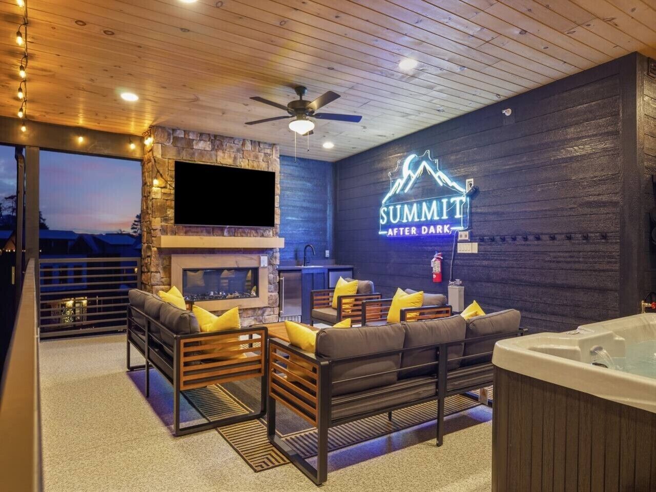 New Host Special  Indoor Pool  Glow Court  Golf Sim  Rooftop Hot Tub  Sauna - Pigeon Forge, TN