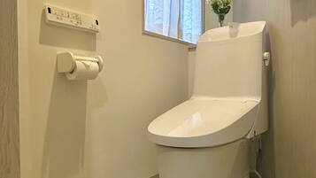 Family House, City View | Bathroom | Free toiletries, soap, shampoo, toilet paper