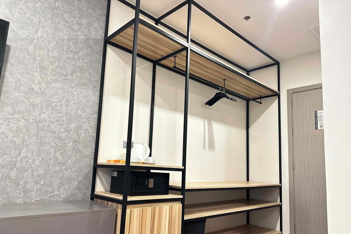 Deluxe Double Room, 1 King Bed, Non Smoking, Private Bathroom | Interior