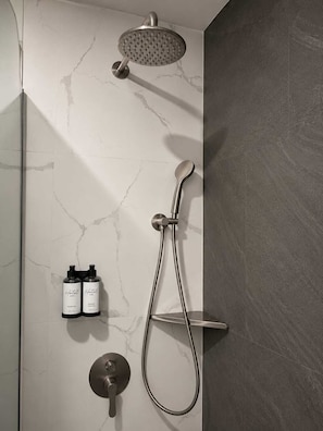 Ducha moderna con cabezal de ducha manual y grifo empotrado.