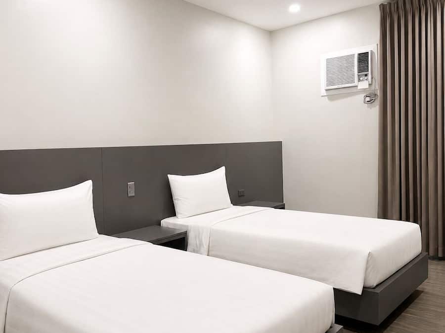 Quarto duplo luxo, 2 camas de solteiro, para não fumantes, banheiro privativo | Cofres nos quartos, escrivaninha, espaço de trabalho para notebook
