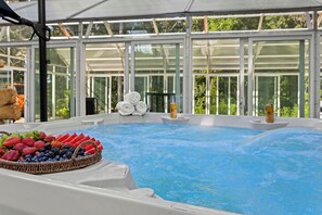 Indoor spa tub - Hand-Feed Giraffes, Luxurious Private Heated Pool (Troutman)