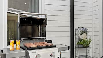 Outdoor Cooking Oasis: Sizzle up your favorite meals on the grill, and enjoy refreshing drinks just steps away!