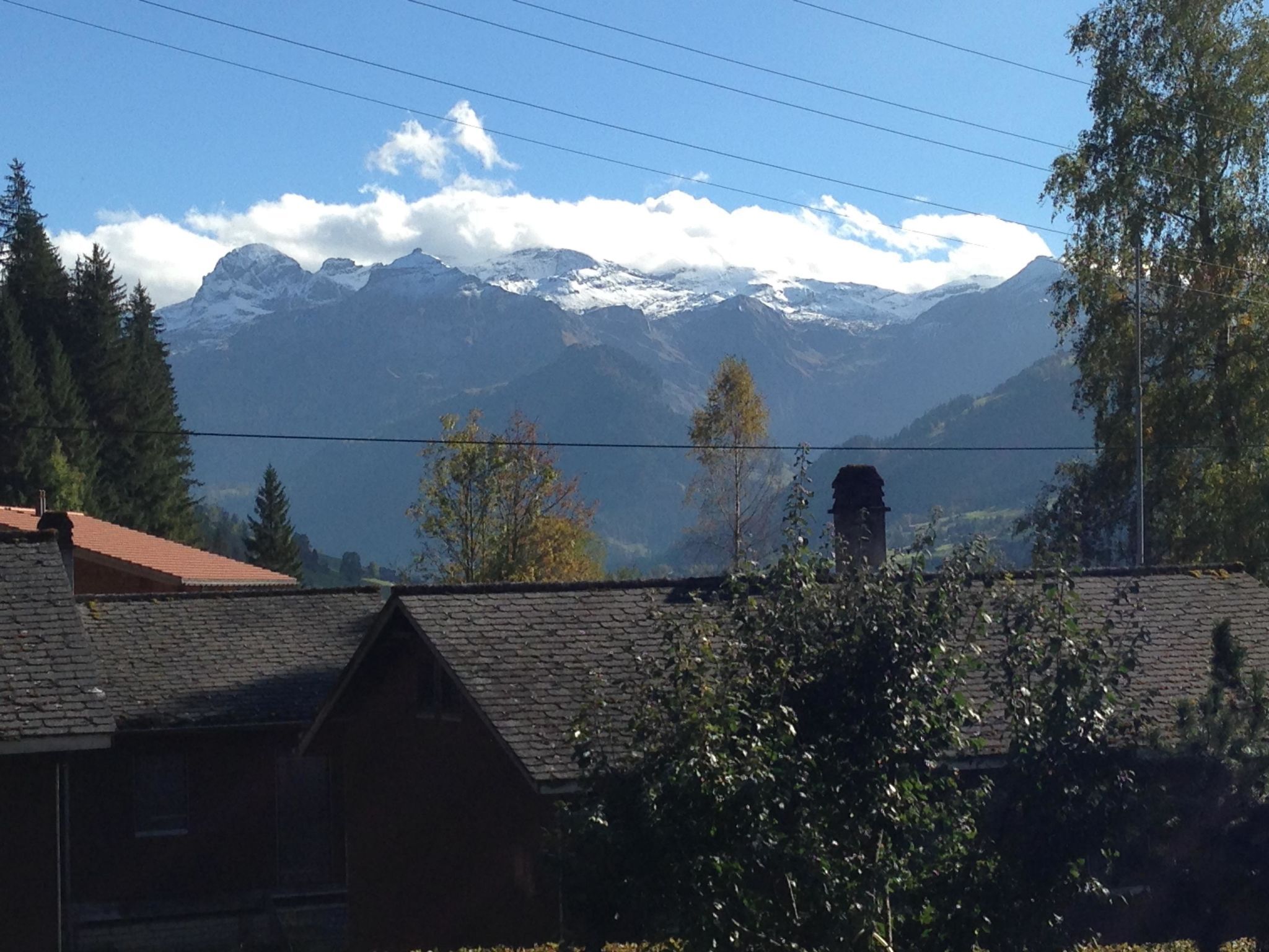 Un paisaje montañoso con picos nevados y cielo despejado.