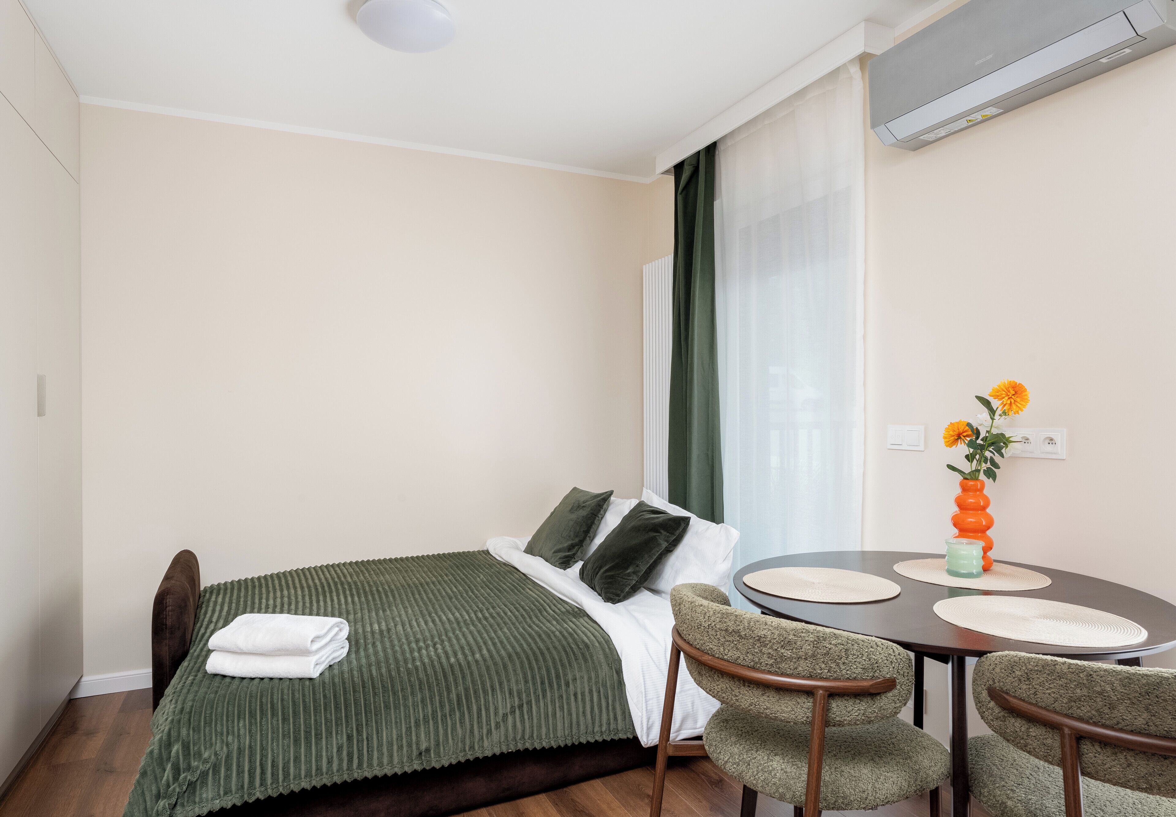 Tabla de planchar con plancha, wifi, ropa de cama