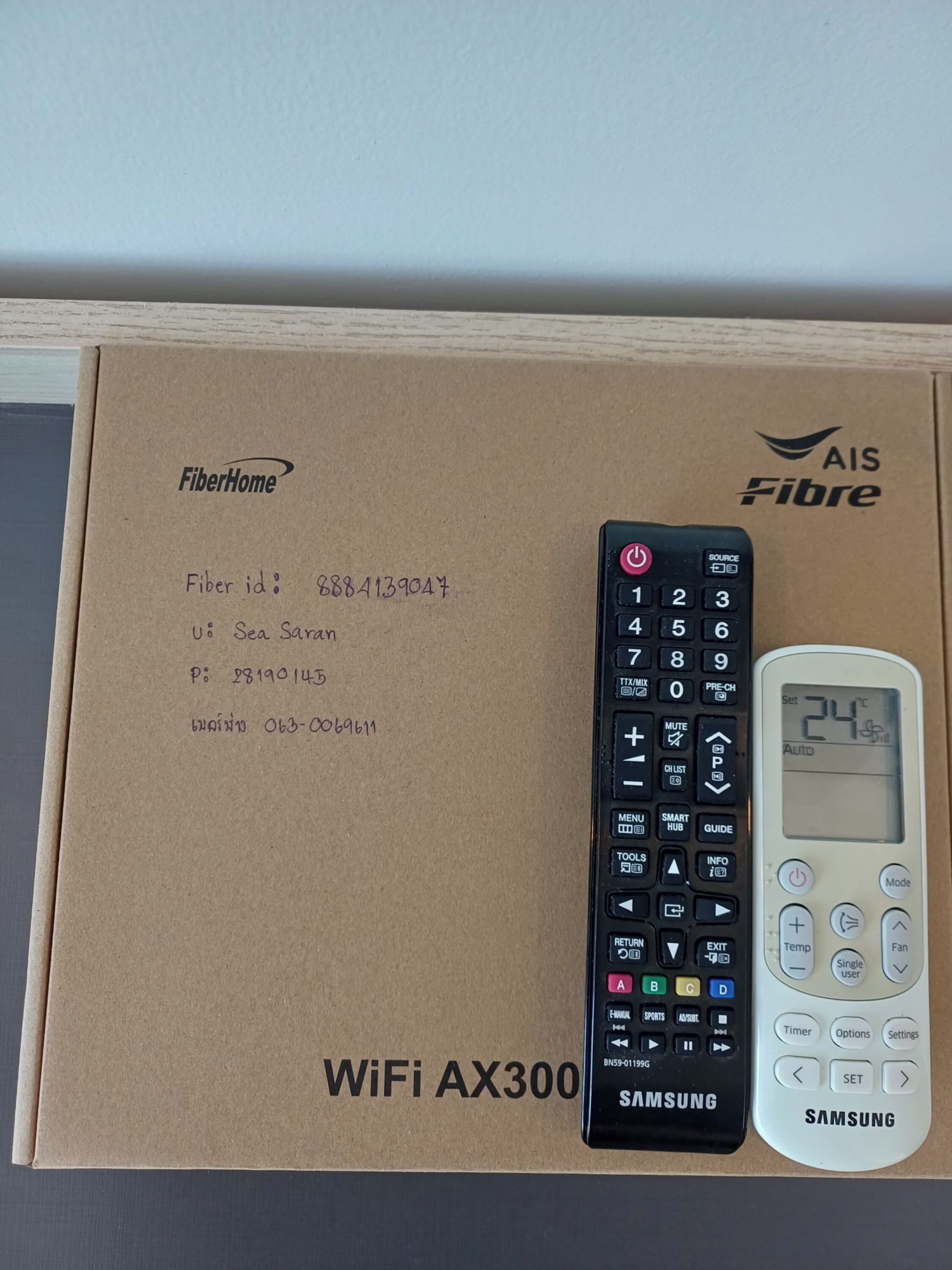 Ein WiFi AX300 Router mit zwei Samsung Fernbedienungen darauf.