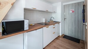 Kühlschrank, Mikrowelle, Herdplatte