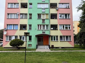 A multi-story residential building with a central entrance, balconies, and satellite dishes. - Jelenia Góra Comfort Studio (Jelenia Góra)