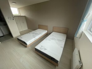 Apartment, 2 Twin Beds, Non Smoking, Kitchen | WiFi (free), bed sheets