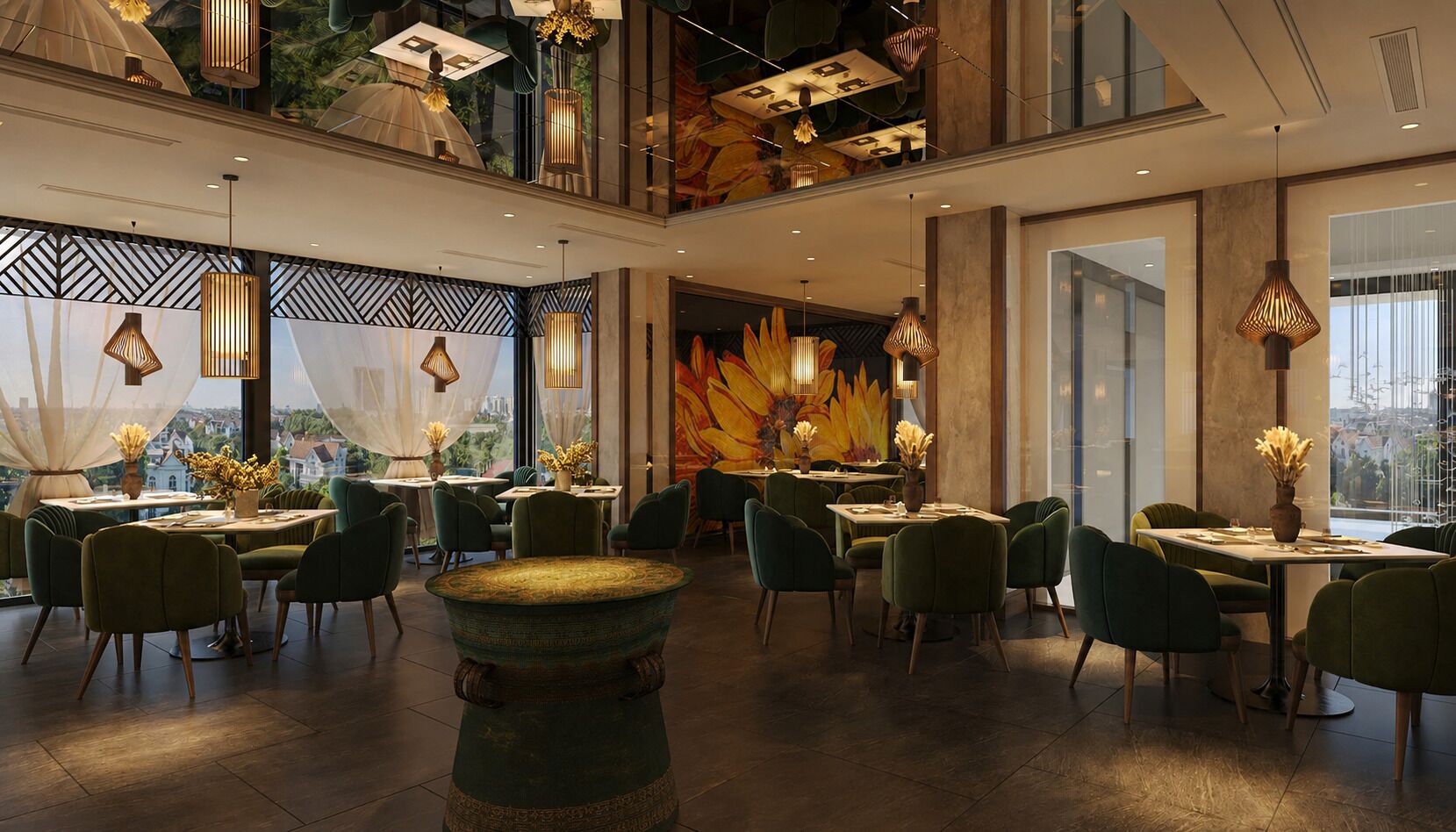 Ein Restaurant mit mehreren Tischen und Stühlen, einer großen Dekorationsvase und Blick auf die Stadt durch große Fenster.