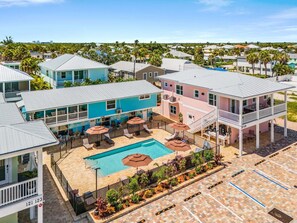 Un resort con piscina, asientos al aire libre y vistas del entorno.