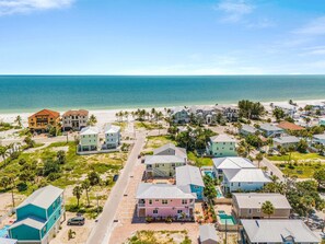 Un quartier résidentiel situé sur la côte, avec de nombreuses maisons, une plage et une vue dégagée sur l’océan.