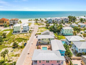 Un quartier résidentiel situé sur la côte, avec de nombreuses maisons, une plage et une vue dégagée sur l’océan.