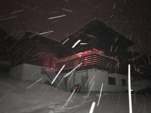 A building with a red-lit staircase and a flat roof. - Hubelhüsi Appartement/Fewo, Dusche oder Bad, WC, 4 oder mehr Schlafräume by Interhome (Adelboden)