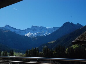 A mountain landscape with snow-capped peaks, a clear sky, and a forested valley. - Hubelhüsi Appartement/Fewo, Dusche oder Bad, WC, 4 oder mehr Schlafräume by Interhome (Adelboden)