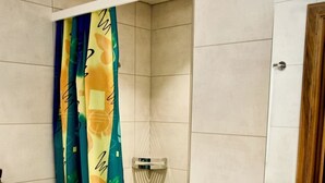 Un bagno con doccia, un WC e un lavandino.